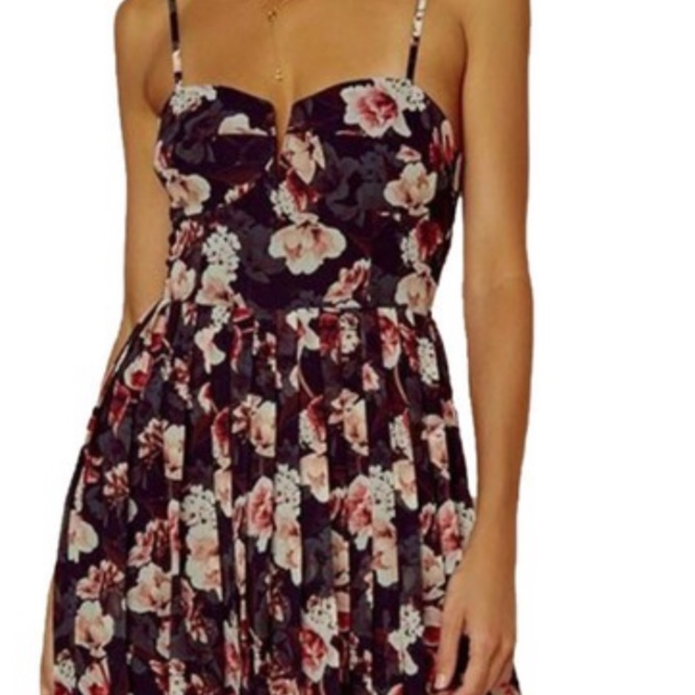 Sale before gone 🙋🏻‍♀️Wedding guest Cute 🥰Floral dress sweetheart neckline 💜